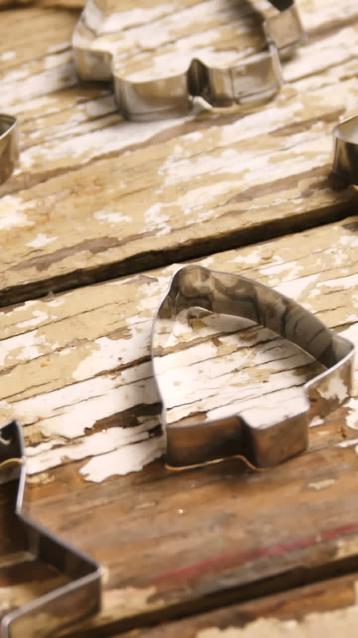 animación de cortadores de galletas sobre un fondo de madera en navidad