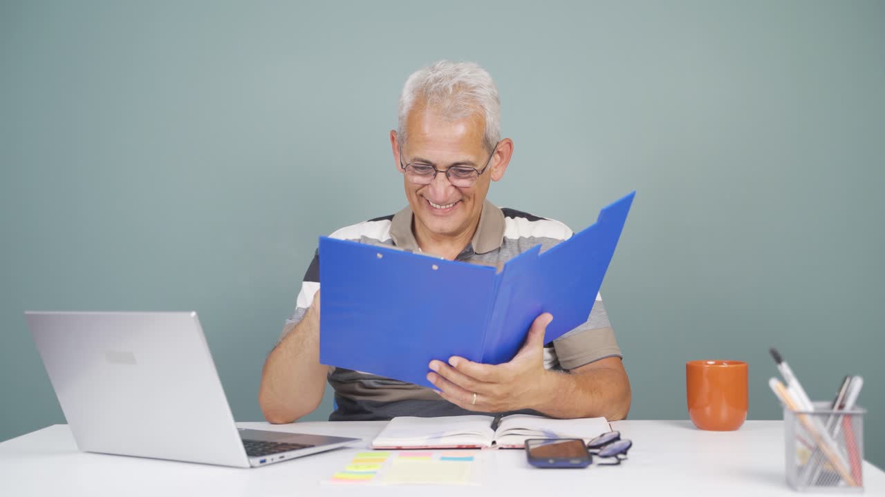 el hombre que examina los archivos aprueba los archivos con su cabeza.