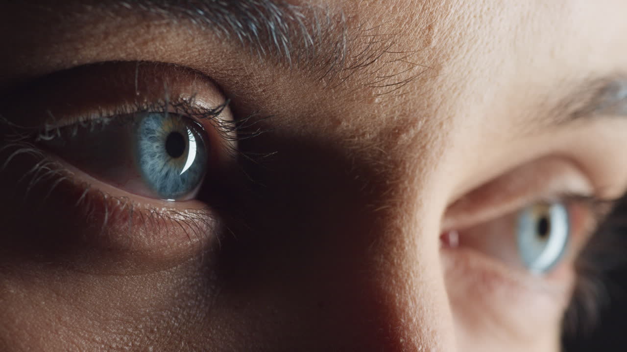 cerca hermosos ojos azules abriendo macro belleza natural