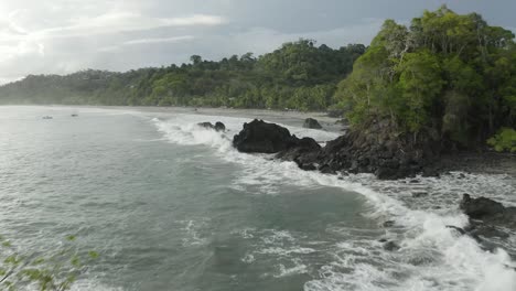 Excelente-Toma-Aérea-De-Montañas-Costeras-En-Costa-Rica