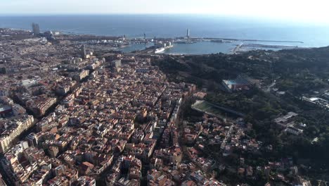 Sommertag-Barcelona-Stadtbild-Sagrada-Familia-Luftpanorama-4K