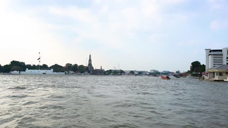 vista panorámica del río con el templo de wat arun