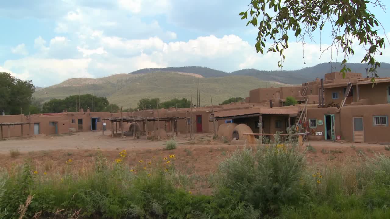 아메리카 원주민 인디언 소녀가 타오스 푸에블로 뉴멕시코 근처를 걷고 있습니다.