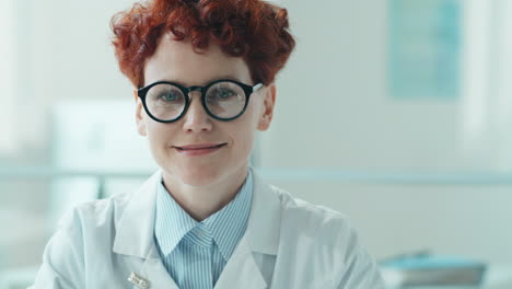 retrato de una doctora alegre en la clínica