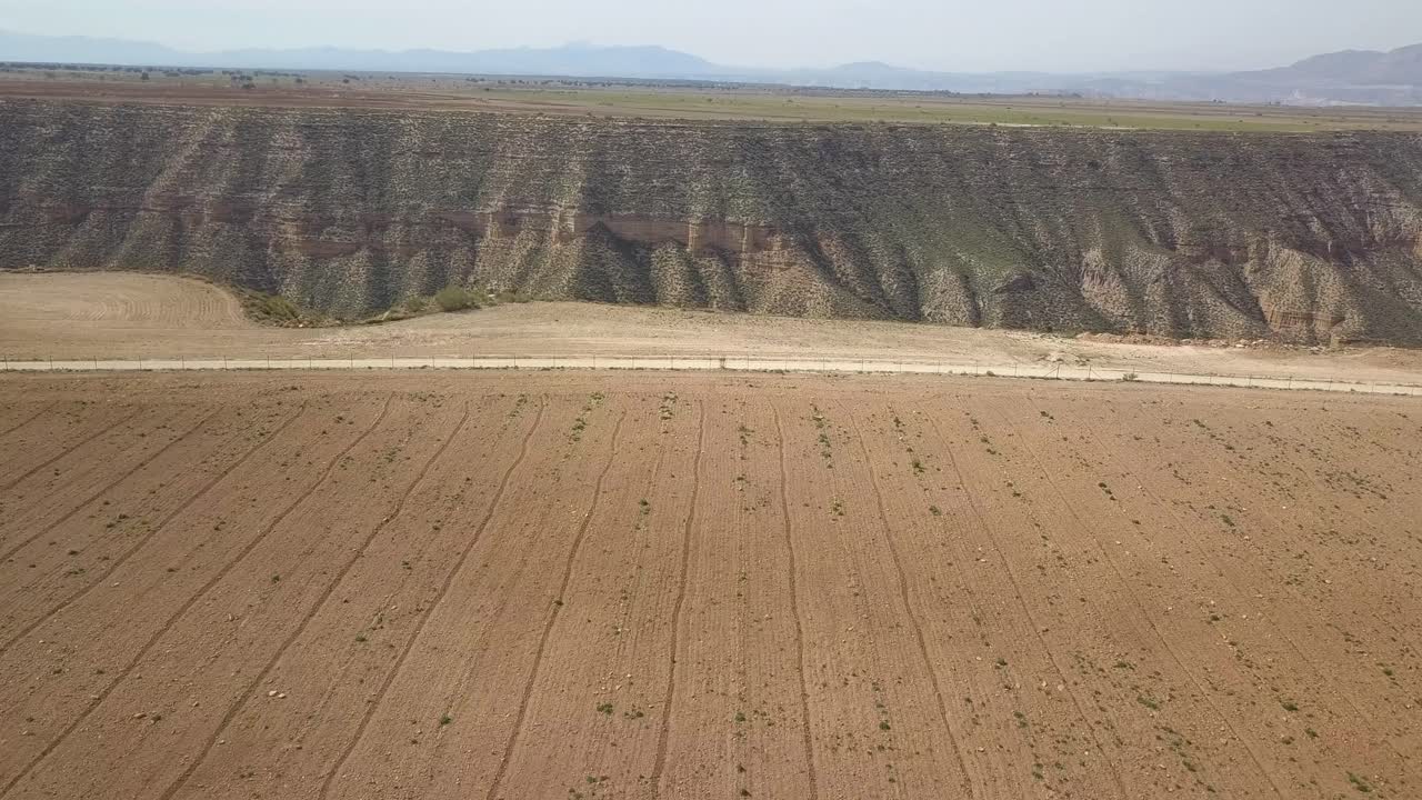 vista aérea de un gran barranco en una zona desértica.