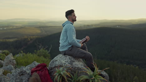 Wandern,-Blick-Auf-Die-Berge-Und-Mann,-Der-Wasser-Trinkt