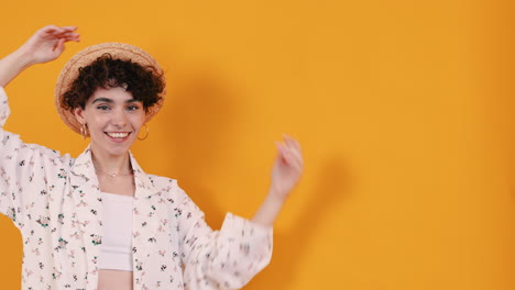 mujer con sombrero de paja y chaqueta floral