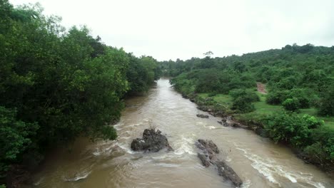 Carretilla-Aérea-Hacia-Adelante-Sobre-Los-Rápidos-Del-Río