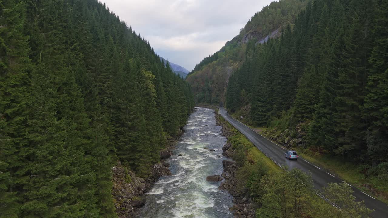 Video con drone di Latefossen nella tranquilla campagna scandinava