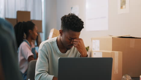 Stress,-Kopfschmerzen-Und-Schwarzer-Mann-Auf-Laptop-Zu-Hause