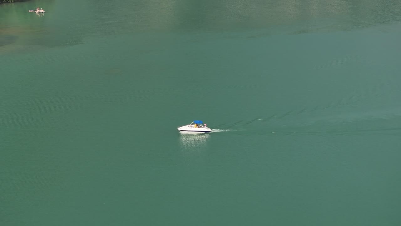 호수 에 있는 배