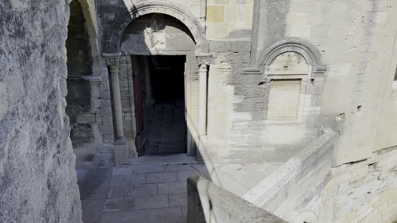 프랑스 아비의 다리 위의 예배당 입구, 역사적인 다리 건물, 린 석 예배당의 오래된 목조 문