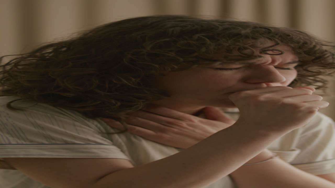 Mulher Tossindo e Segurando a Garganta com Mal-estar