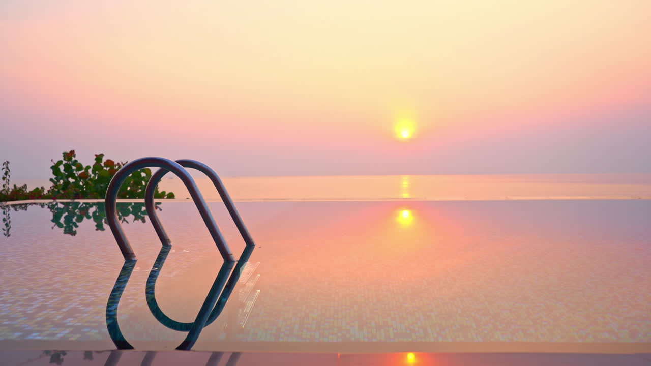 수영장 물에 반사되는 아름다운 분홍색 바다 일몰