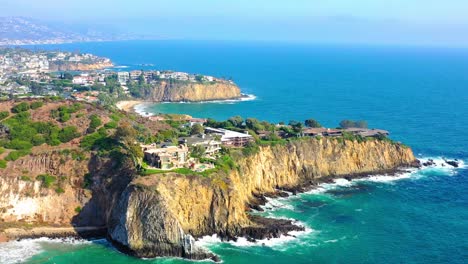 Ariel-Video-Von-Schönen-Häusern-Am-Laguna-Beach-In-Socal