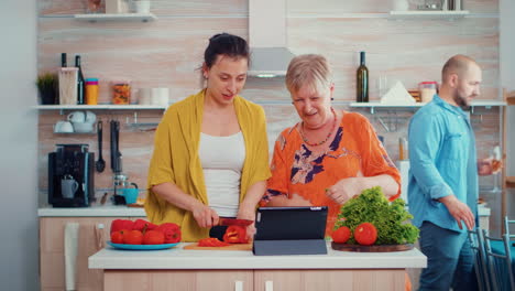 Frauen-Kochen-Mit-Tablet