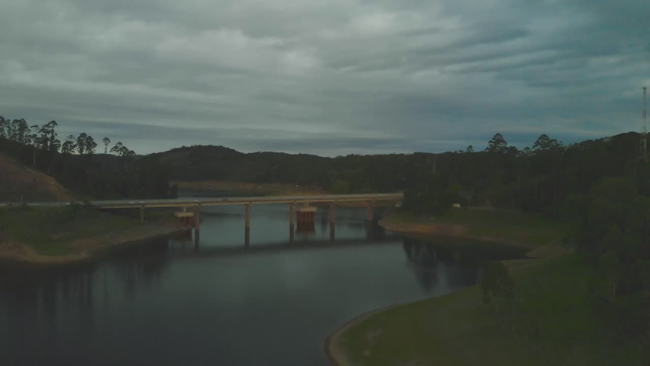 un'immagine panoramica del ponte di tamoios sulla strada sopra il serbatoio di paraibuna