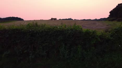 tiro deslizante a través del campo de la granja de silueta al atardecer