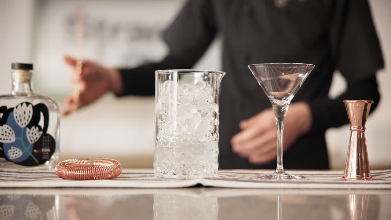 테일을 만드는 바텐더