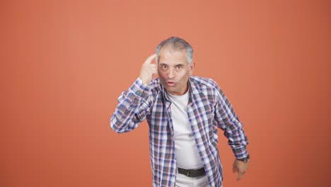 hombre pensativo hacia la cámara viene con una idea.