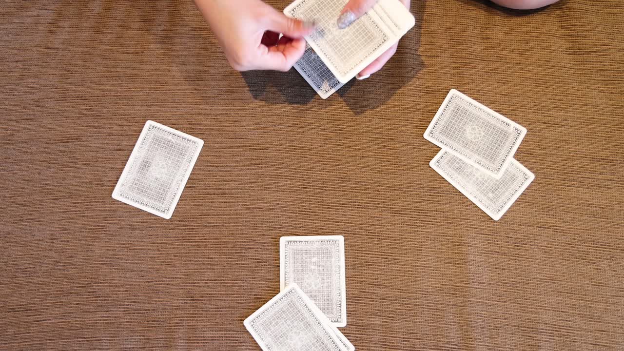 mezclando las manos hábilmente jugando a las cartas en la mesa.