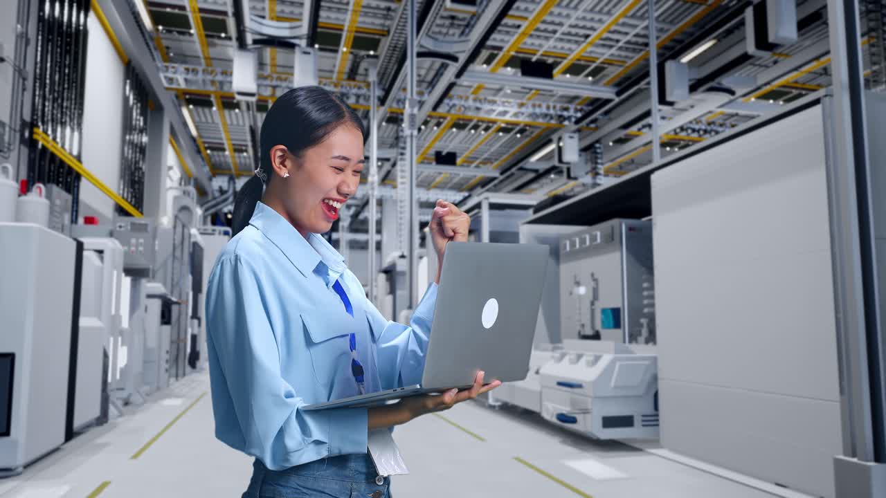 mujer celebrando el éxito en un centro de datos
