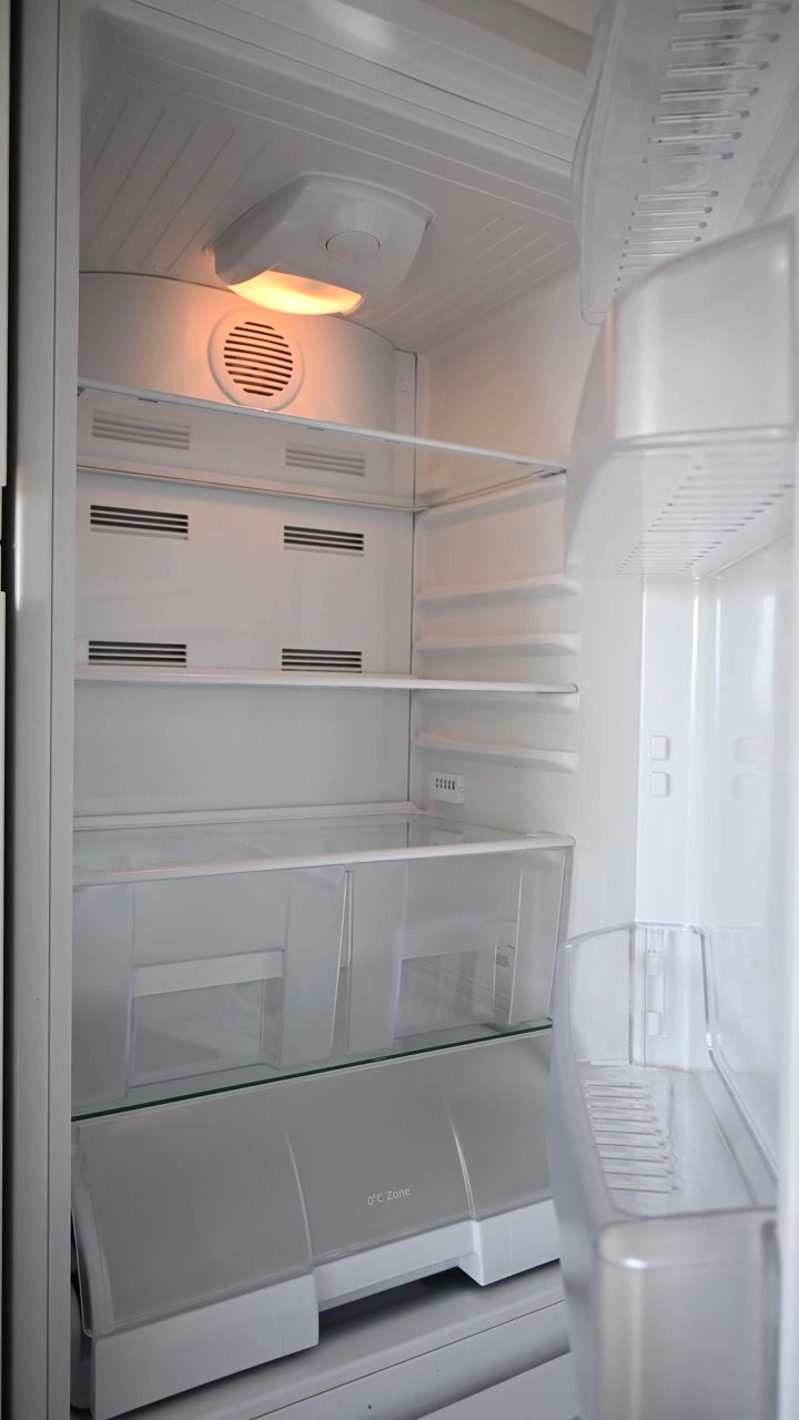Otevírání prázdné lednice doma