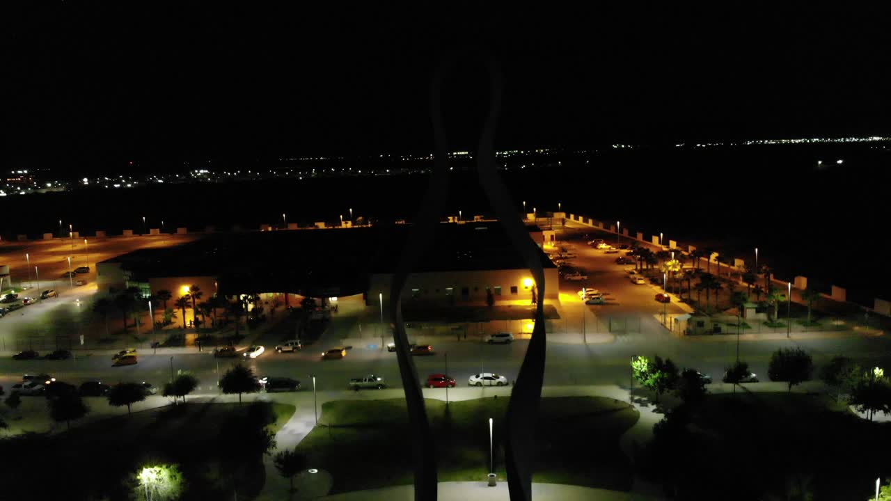 처녀의 망토 주위를 비행