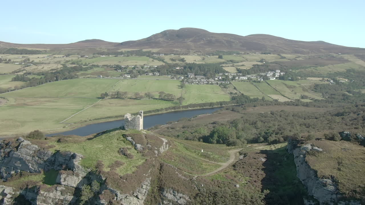 вид с воздуха на замок бхаррич возле языка в шотландском нагорье летним днем