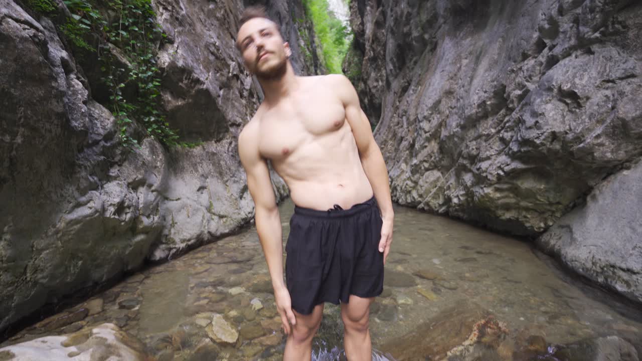 joven deportivo haciendo ejercicio inclinando su cuerpo. deporte en la naturaleza.