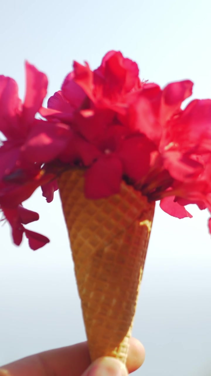 Uomo con un bouquet di fiori in cono waffle che gira su se stesso