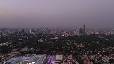 Hiperlapso-Del-Sur-De-La-Ciudad-De-México,-Con-Tonos-Pastel-Y-Morados,-Con-Vistas-Aéreas