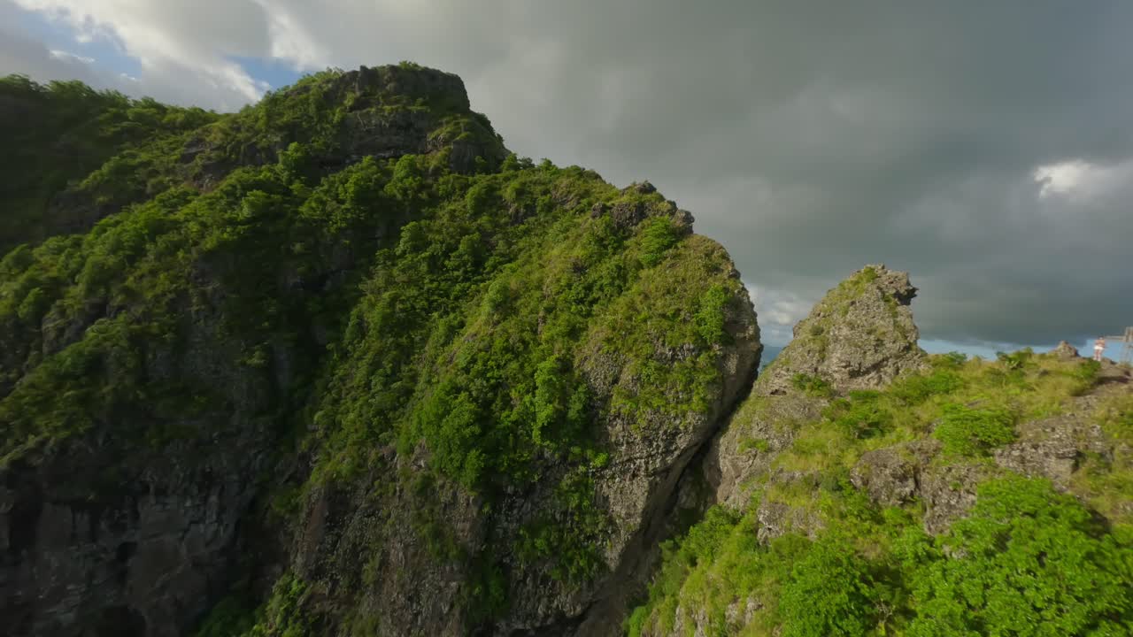drone volando rápidamente sobre los acantilados hacia la playa en le morne brabant en mauricio