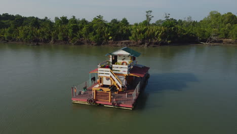 Drone-Shot-Vista-Del-Río-Bagan-Lalang-En-La-Mañana-Con-Casas-Flotantes