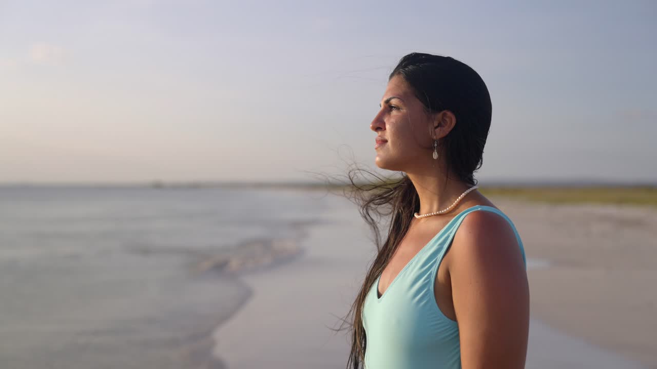 mujeres latinas mirando en la playa en cámara lenta durante el día en la isla de coche, venezuela