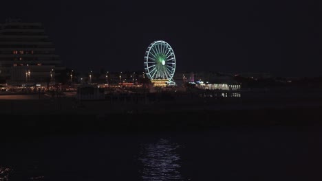 Rueda-Grande-En-La-Noche-En-Grande-Motte,-Francia