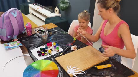 madre e hija disfrutando de un divertido proyecto de arte juntos