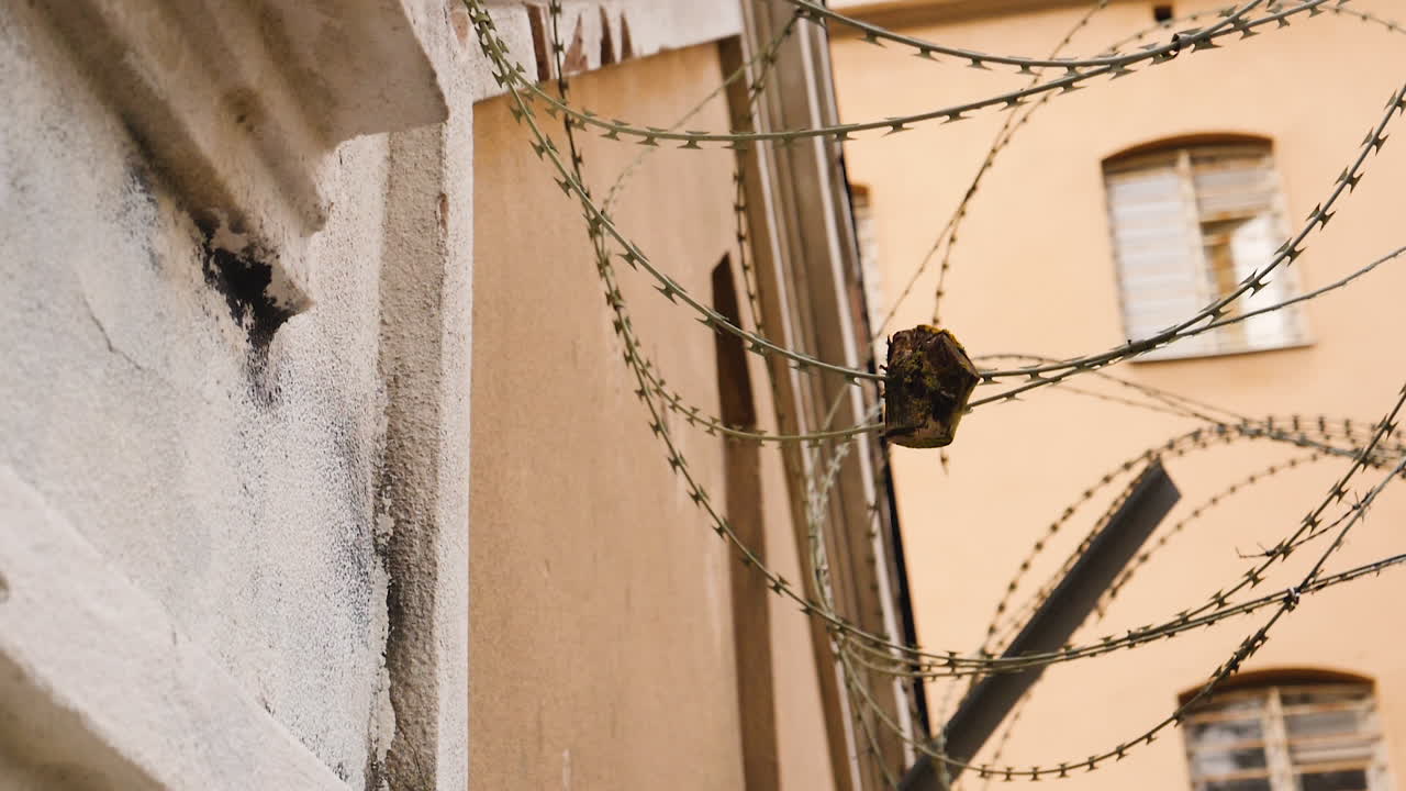 alambre de púas o cerca de la otan que protege una pared