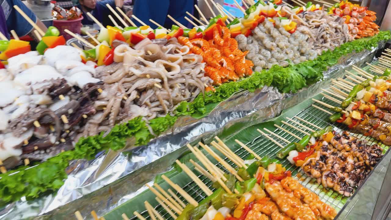 pinzas de mariscos a la parrilla en un mercado de comida callejera