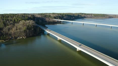 Zwei-Autobahnbrücken-über-Den-Fluss