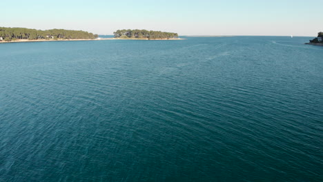 Fliegen-über-Dem-Meer-Durch-Die-Erstaunliche-Kroatische-Küste