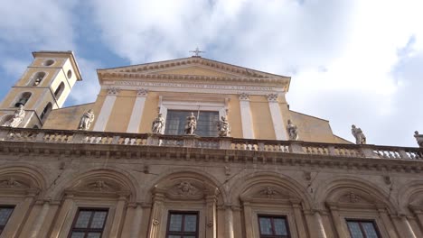 Fachada-De-La-Iglesia-De-Los-Doce-Santos-Apóstoles-Ubicada-En-Roma,-Capital-De-Italia