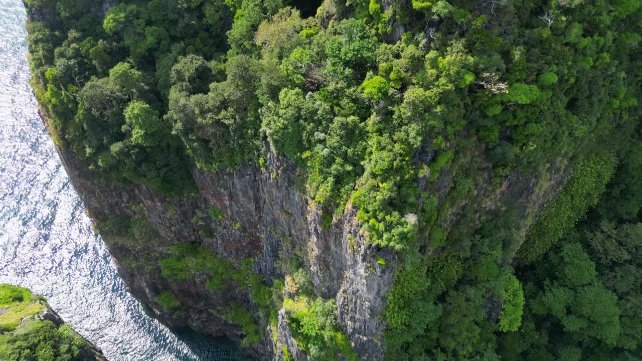 la laguna de wang long en la isla de phi phi oculta detrás de acantilados de piedra caliza, vista por avión no tripulado