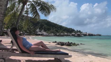 Eine-Frau-Entspannt-Sich-Auf-Einem-Strandkorb