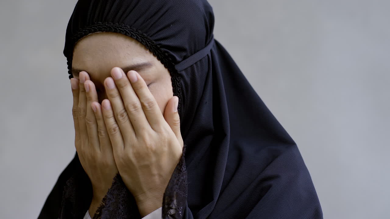 al-fatiha와 sajdah를 통해 아시아 무슬림의 흔들리지 않는 헌신, 열망, 상호 연결성을 묘사하는 매혹적인 비주얼 기도의 아름다움과 강력한 단결