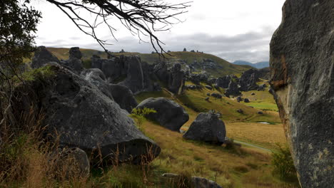 Majestuosa-Toma-Panorámica-De-Las-Rocas-De-La-Colina-Del-Castillo-De-Piedra-Caliza-En-Un-Paisaje-Impresionante