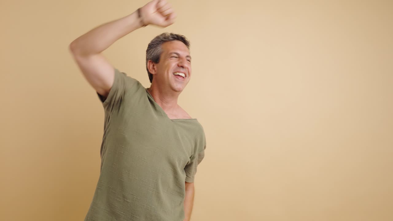 hombre celebrando con los brazos levantados