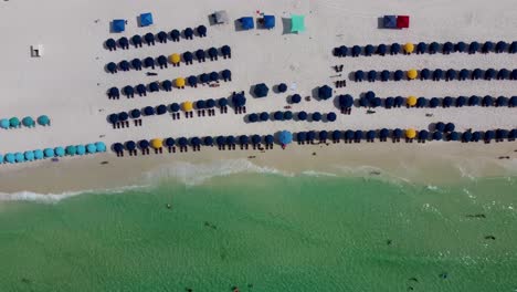 Filmische-Luftaufnahme-Von-Sonnenschirmen-Am-Strand,-Destin,-Florida,-Vereinigte-Staaten