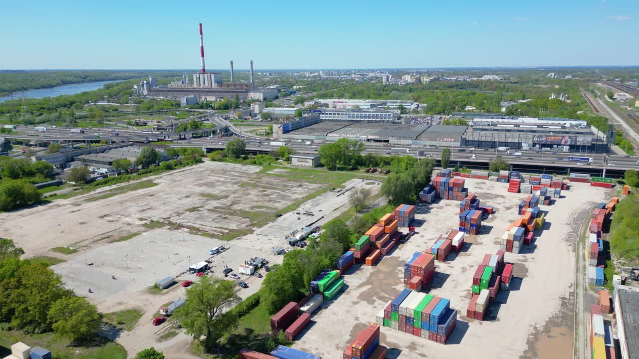 화물 열차와 화물 컨테이너가 있는 산업 철도역 위를 날다