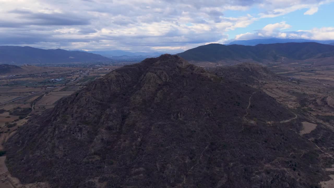 Montaña sagrada capturada desde arriba con un dron, con la ciudad de Oaxaca a la distancia